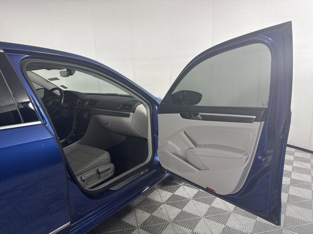 2017 Volkswagen Passat 1.8T SE w/Technology