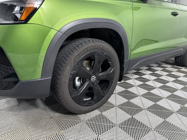 2025 Volkswagen Taos SE Black