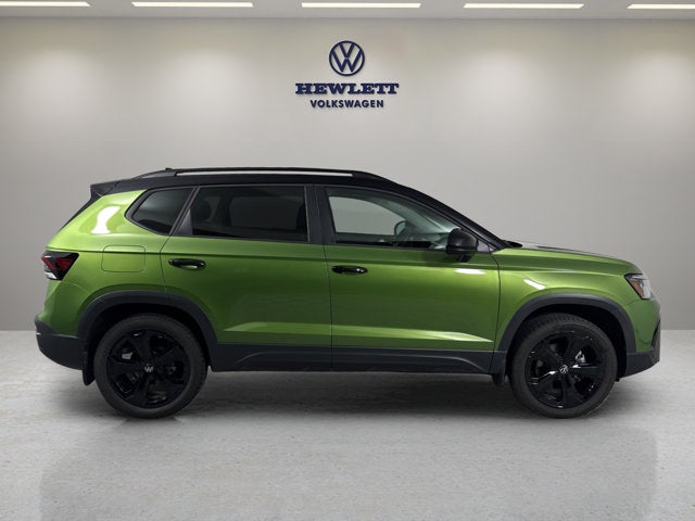 2025 Volkswagen Taos SE Black