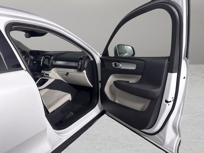 2021 Volvo XC40 Momentum