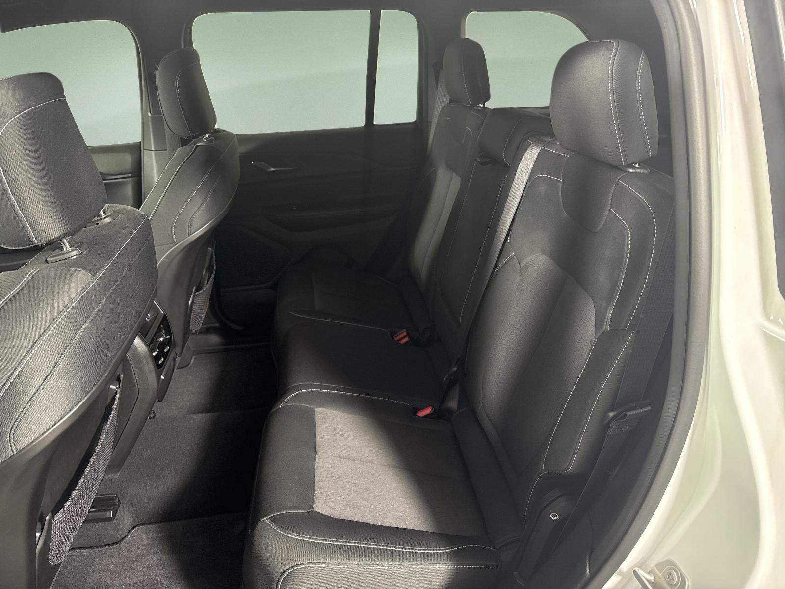 2024 Jeep Grand Cherokee Laredo 4x2