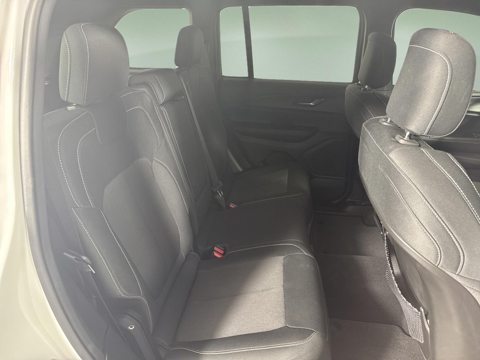 2024 Jeep Grand Cherokee Laredo 4x2