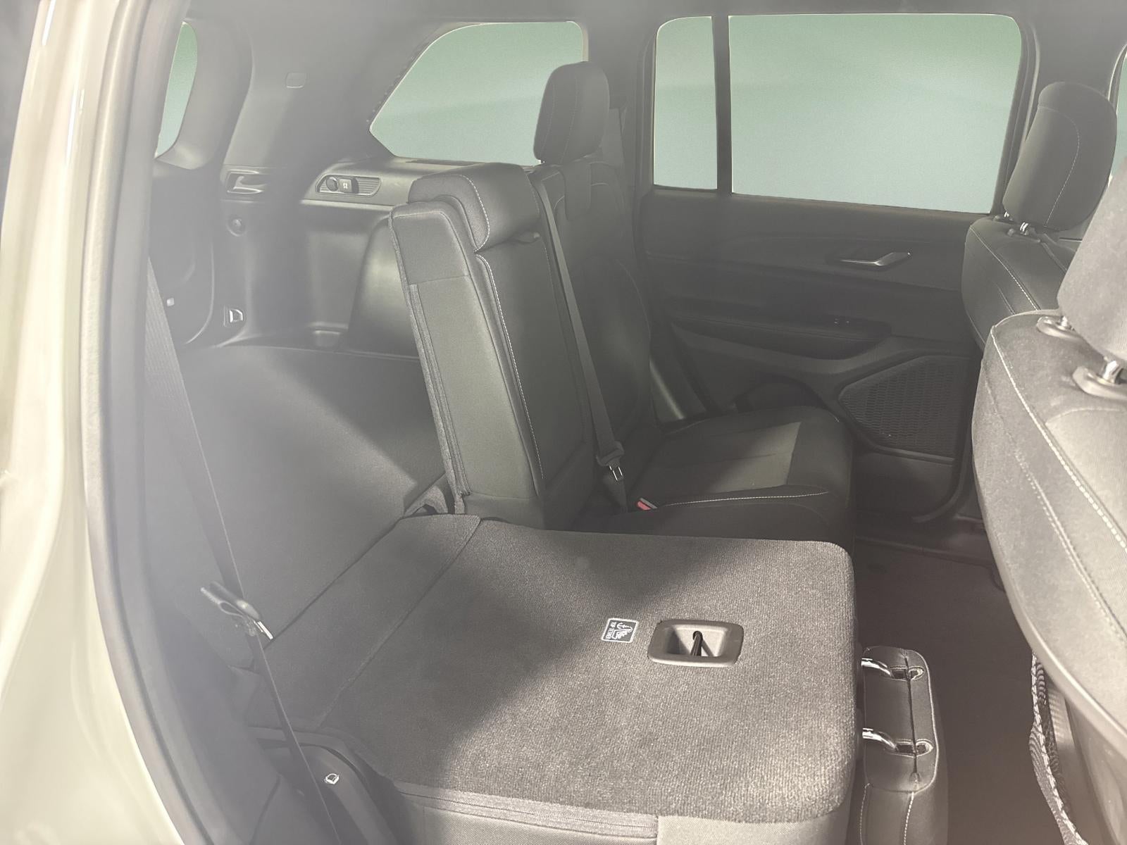2024 Jeep Grand Cherokee Laredo 4x2