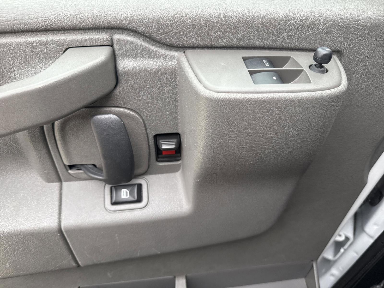 2023 Chevrolet Express Passenger 3500 1LT